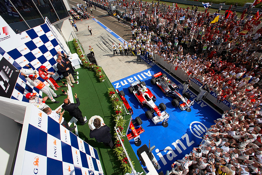 Kovalainen presents his porcelaine trophy to the jubilating spectators