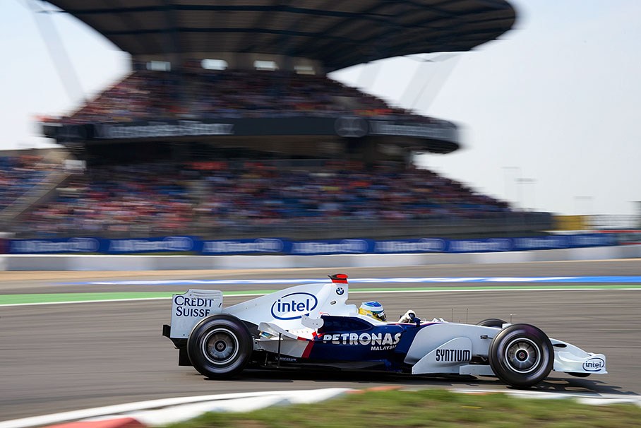 Nick Heidfeld cutting first corner