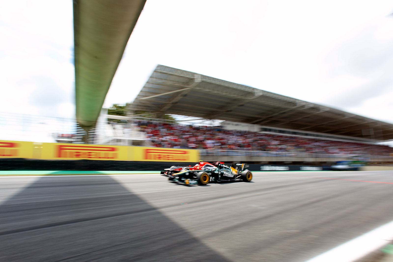Heikki Kovalainen, Team Lotus, overtakes d'Ambrosio's Virgin-Cosworth