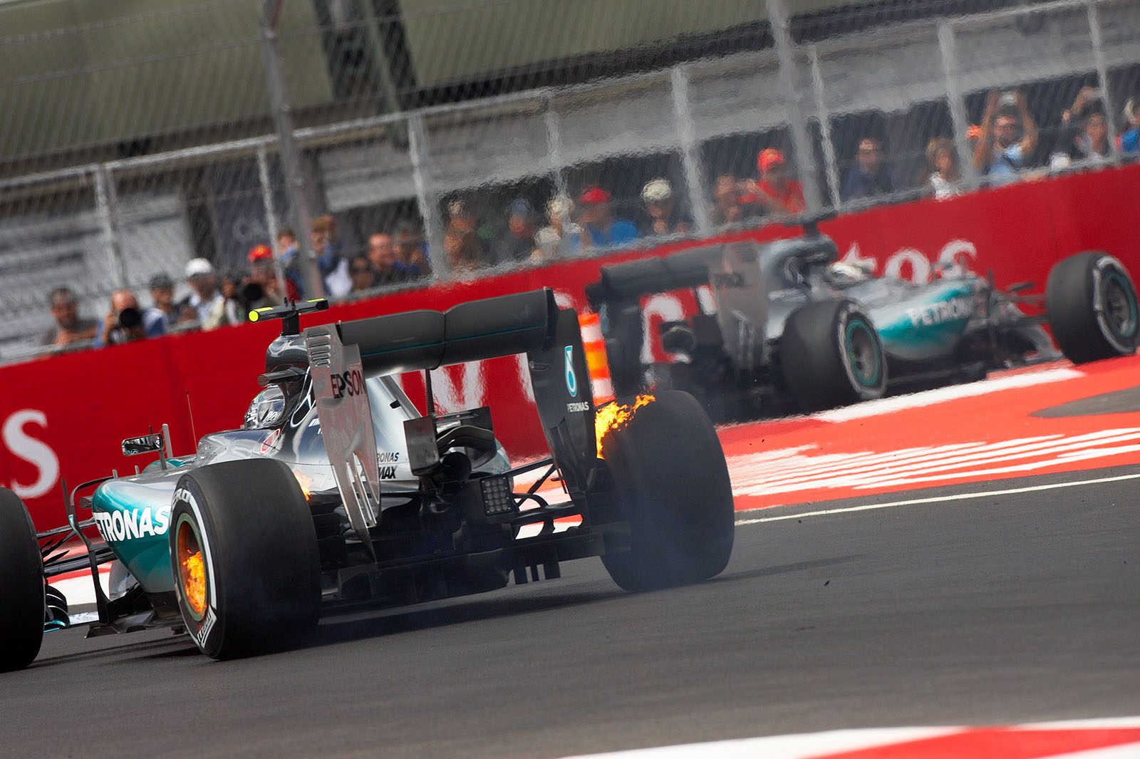 Nico Rosberg with rear break problems, Friday practice, Mexican Grand Prix, 2015