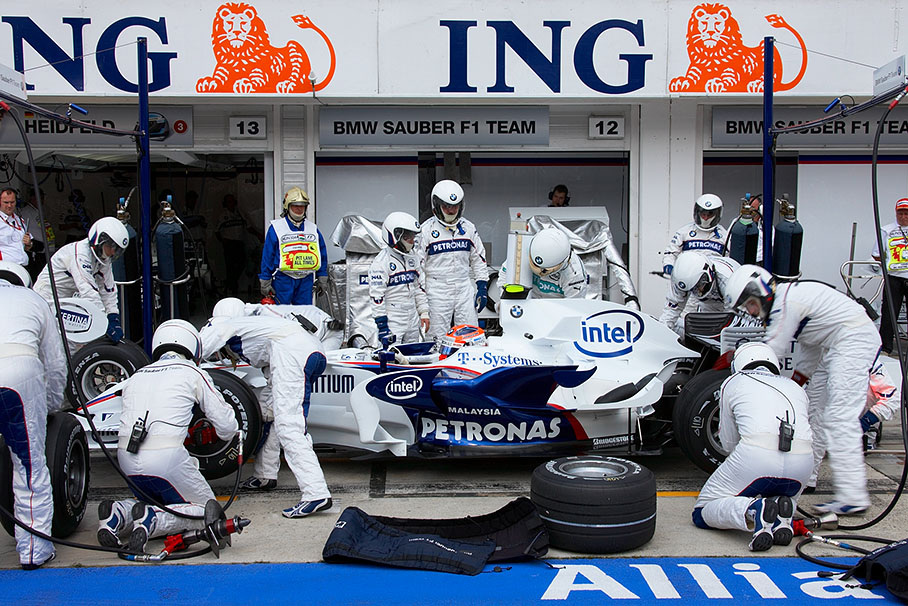 Robert Kubica, BMW Sauber F1, is being serviced during Q2