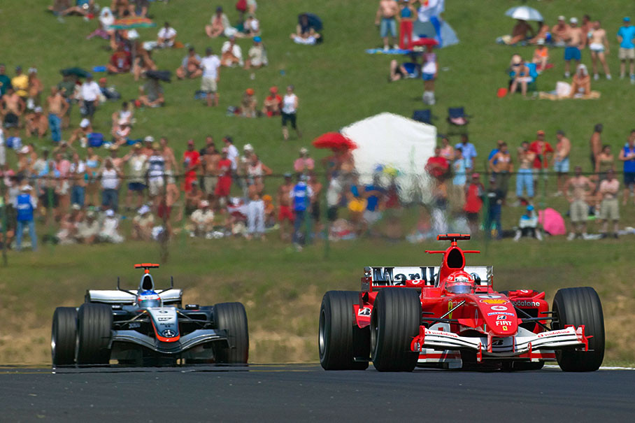 Michael Schumacher (Ferrari) leading Kimi Raikkonen (McLaren-Mercedes) in the first laps of the race.