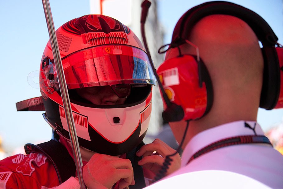 Kimi Raikkonen with physio Mark Arnal on the grid