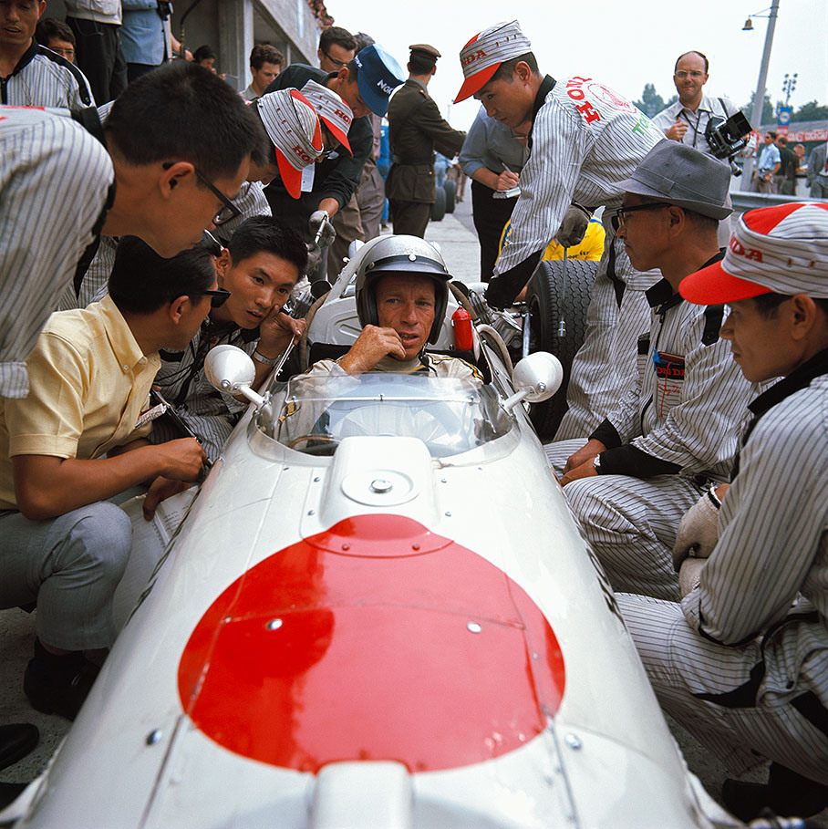 Richie Ginther surrounded by Honda engineers, Monza 1966