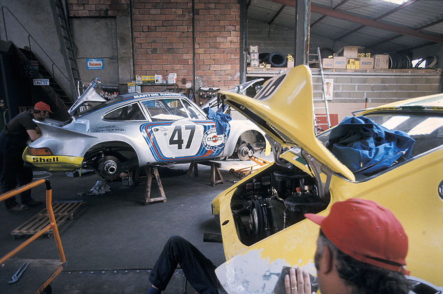 Reinhold Joest's and Claude Haldi's Carrera RSR is being serviced in the Porsche garage