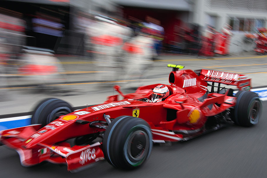 Kimi Raikkonen zooms through pitlane
