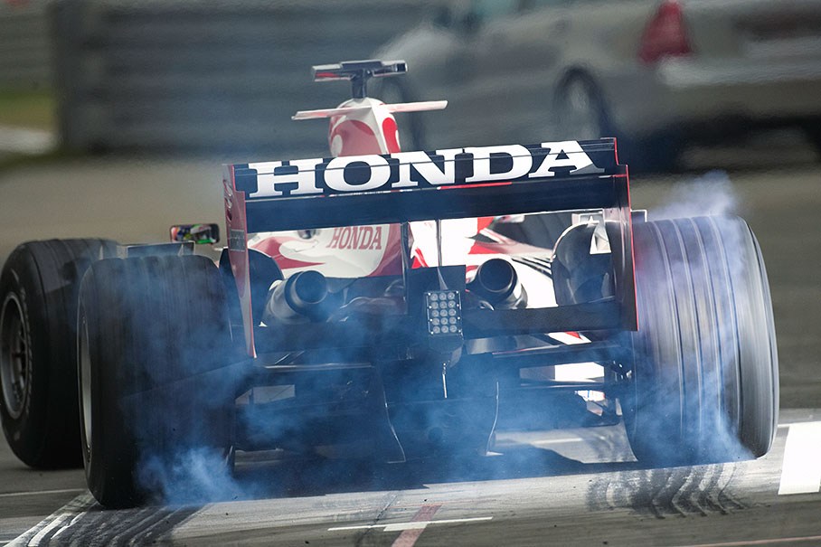 Super Aguri's Sakon Yamamoto puts some rubber on the pit stop place
