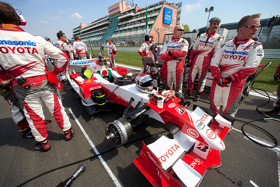 "Jarno, bring the wheels with you...!"