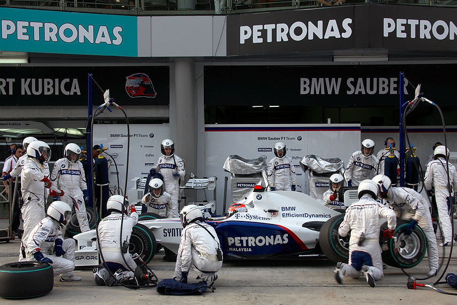 Robert Kubica at BMW Sauber F1 pits during Q3
