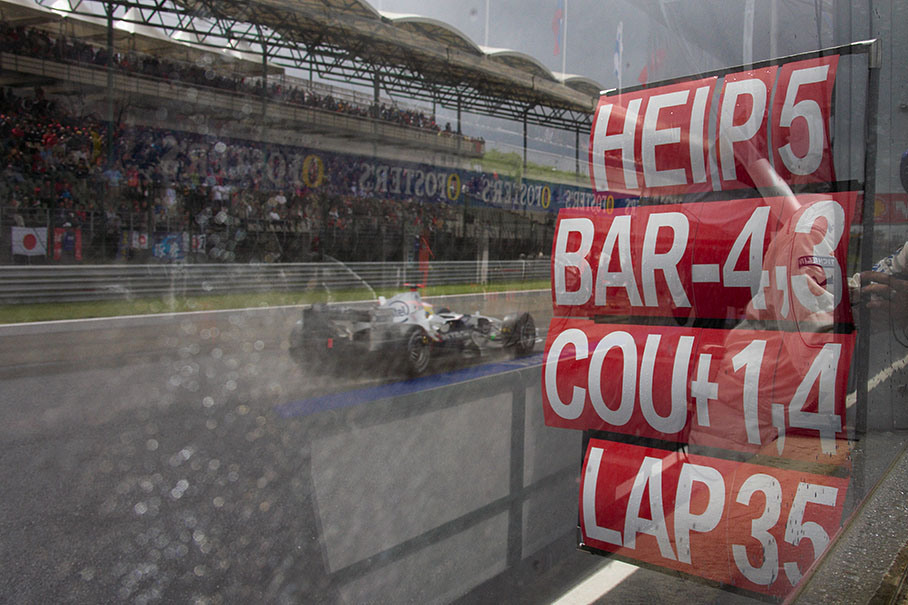 Heidfeld's pit wall signal giving useful information