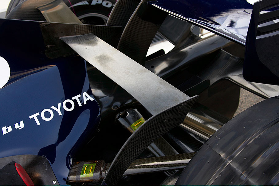 Little new rear wings and rear suspension of a Williams