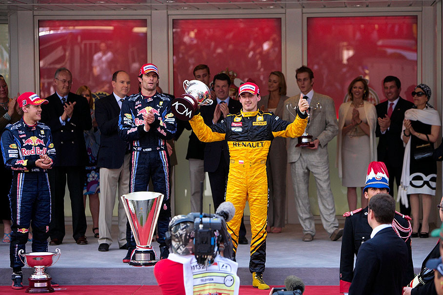 Robert Kubica presents his trophy for third place
